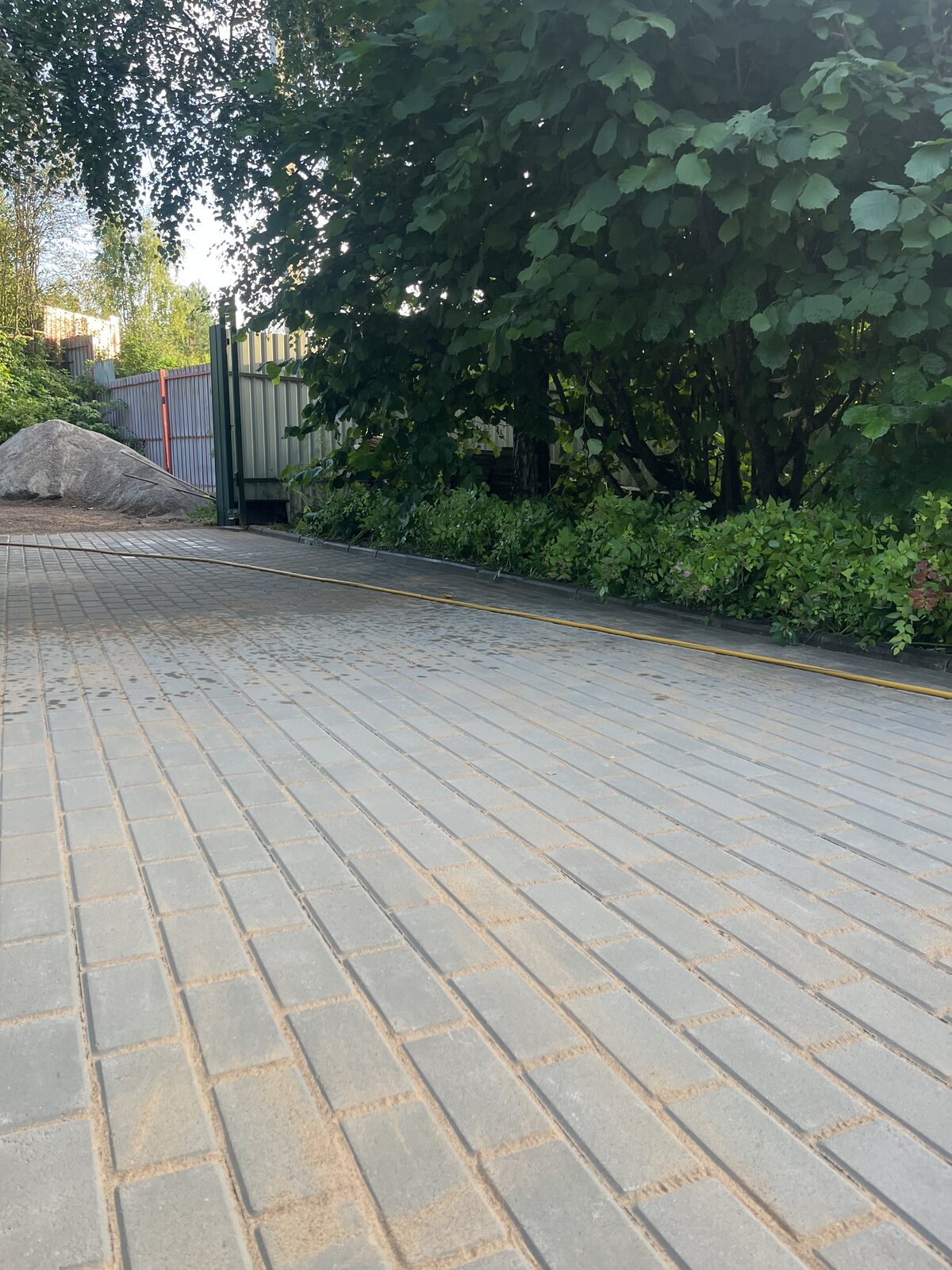 Въездная зона после укладки тротуарной плитки