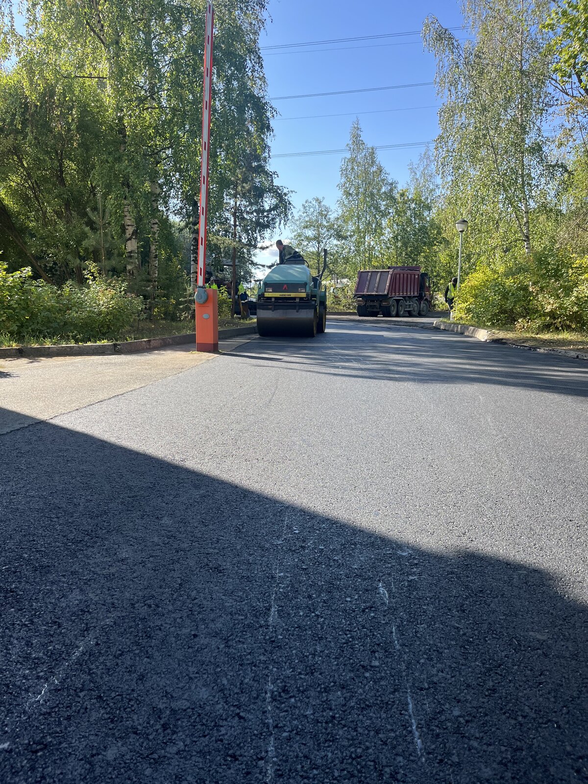 Дорожные работы и устройство нового слоя покрытия в Сосновом Бору