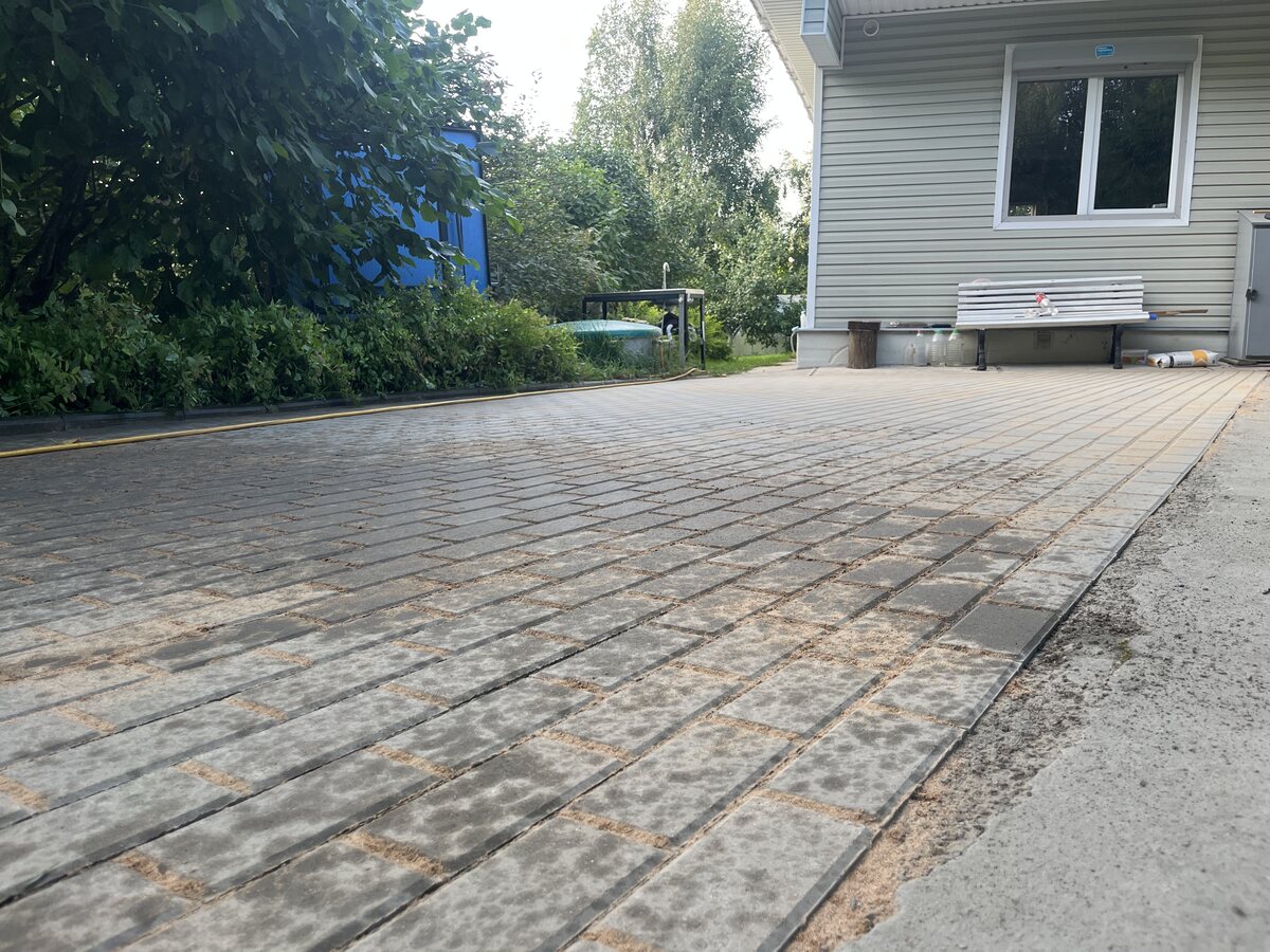 Новая тротуарная плитка после замены старого покрытия